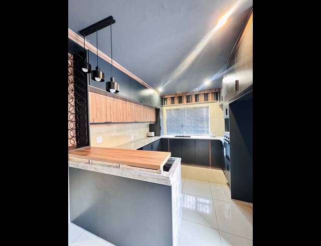 5 BEDROOM FREESTANDING FOR SALE IN MINERALIA